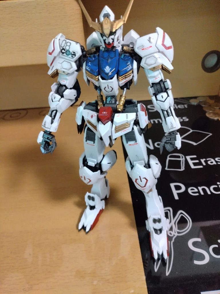 写真の左肩のデカール貼るの下手だな〜