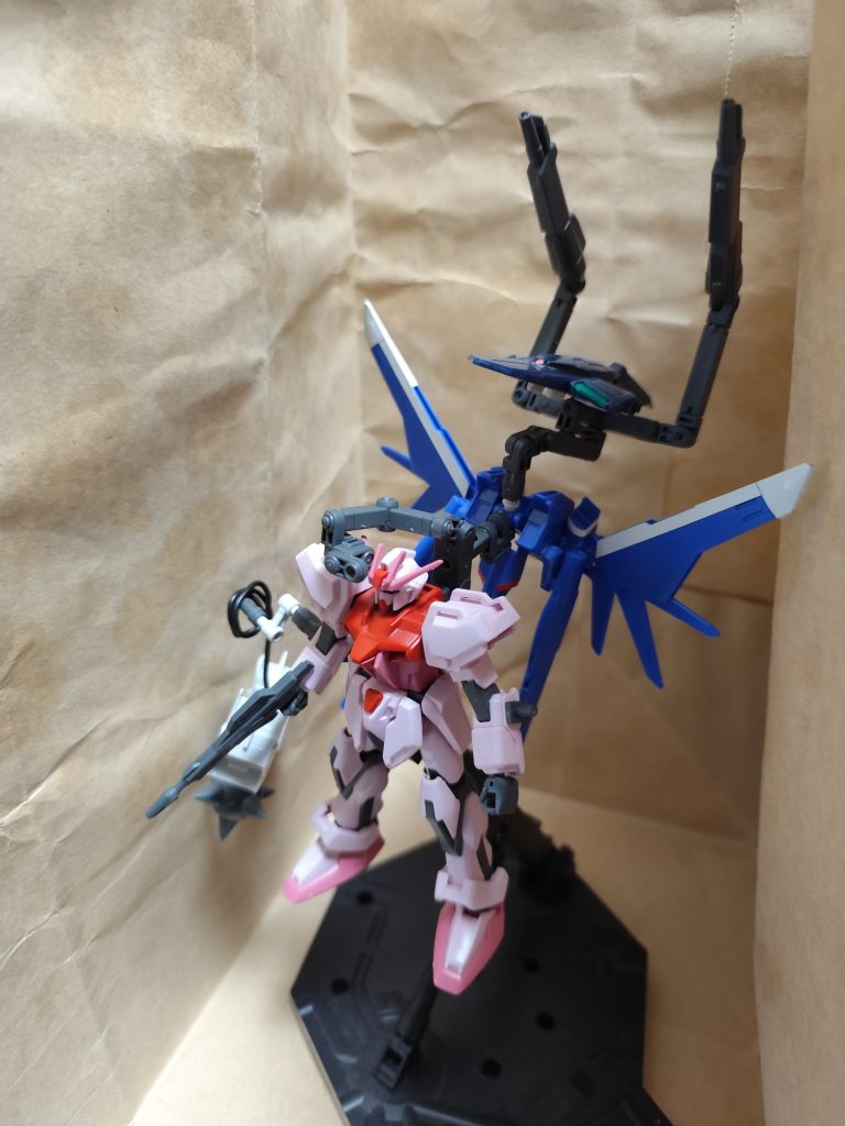 赤いガンダムに装着。せっかくなのでキャノン増々になっています。MS用ターゲットスコープを追加しています。