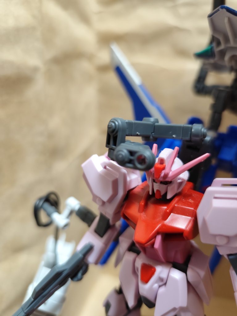 コックピットだけでなく、モビルスーツ本体にもターゲットスコープ付けて、ソロモン落下阻止作戦も出来そうです。アームで可動します。