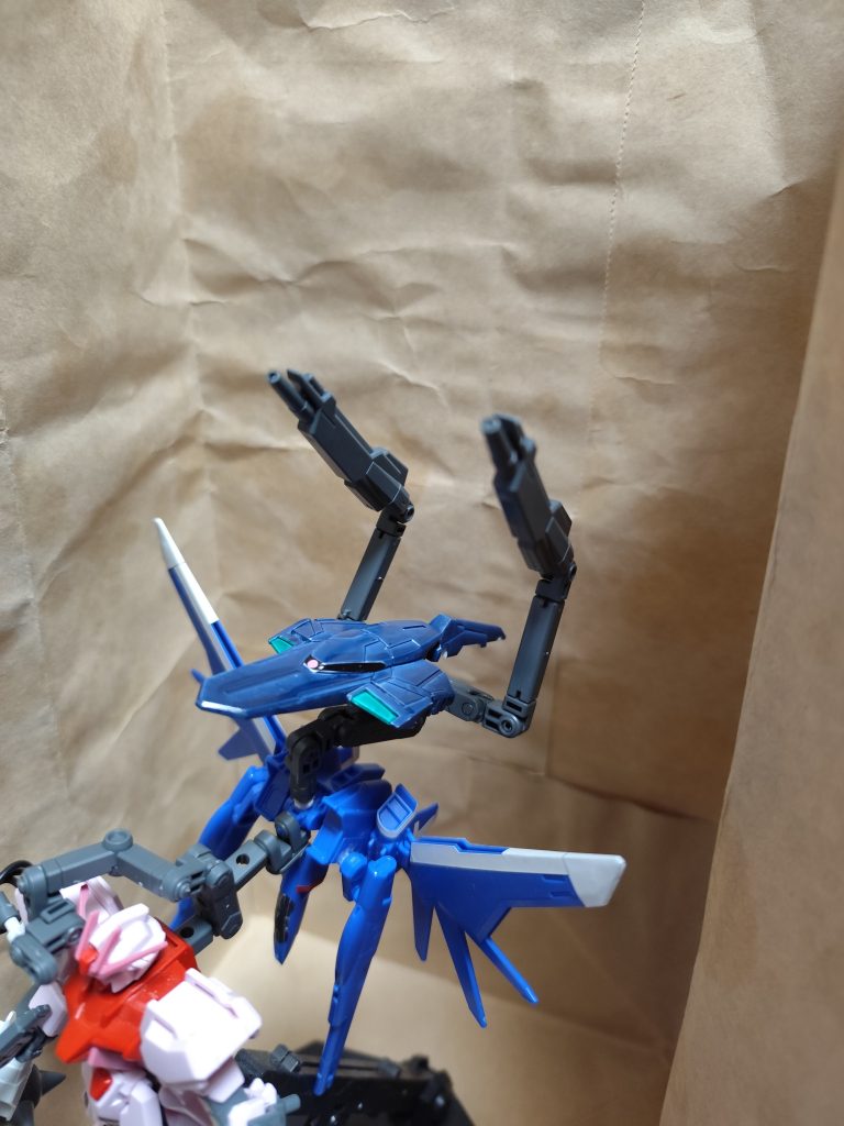 初めに作成したジークアクス版ハンブラビに更に上向き砲2門追加です。キャノン増々です。