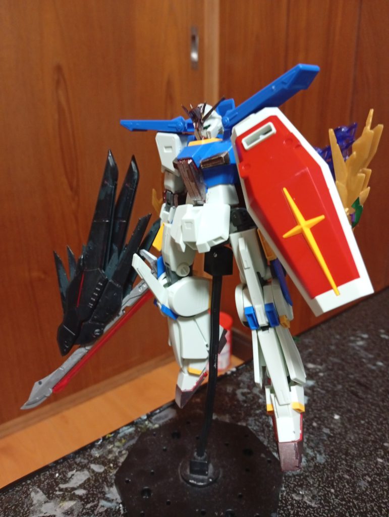 過去作のデスティニーから流用した改造アロンダイトが格闘武器です。