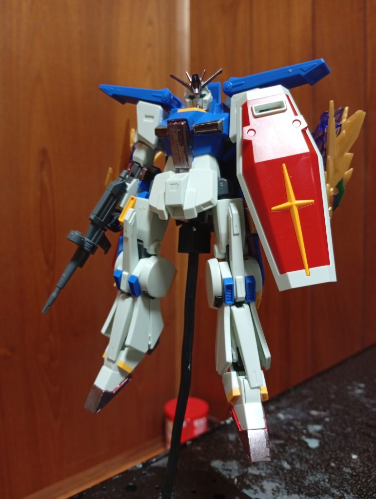 EGガンダムのビームライフルとシールドをメイン武器にしてあります。