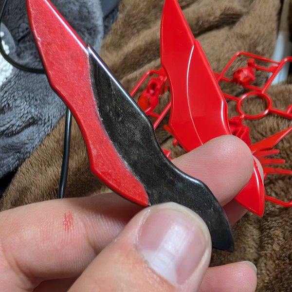 今の所全パーツに筋彫りして塗装しています。とりあえず今は光の翼を塗装して重ね塗装して混ざった塗料は綿棒で軽く叩いてある程度薄くなったらまた塗り返す。最初にシール部分の塗装ではみ出していたからで塗装剥がしはあったけど、混じった塗料を綿棒で除去できたんで良かったです。次回は未定（2枚目）