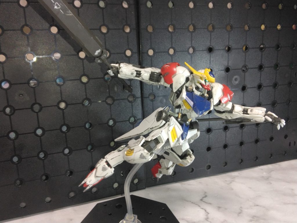 個人的に鉄血機体ではフレームの見えるシリンダー部分は塗装すると映えるから気に入っています。たまに見えない機体もいますが…