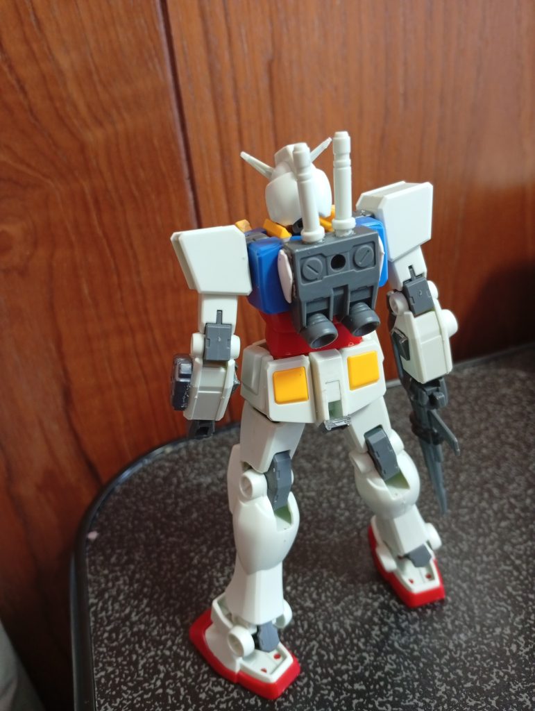 背面から。ビームサーベルの取り付け位置を変更してます。