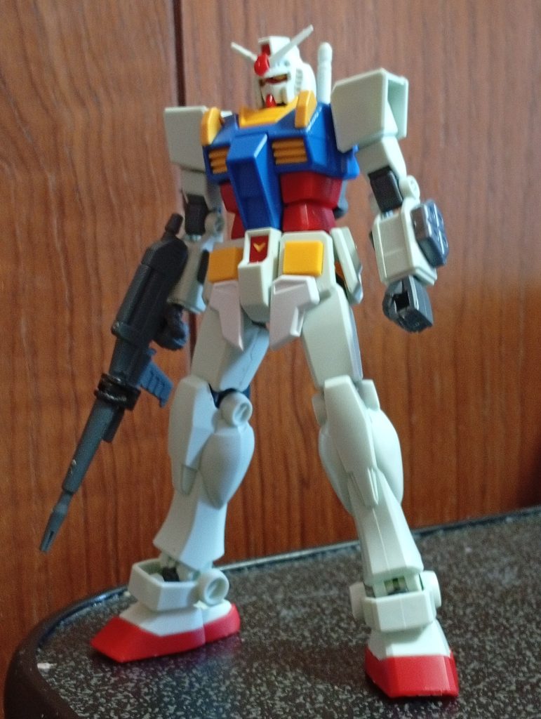 左から。左腕のハードポイントには追加装甲というイメージでジャンクパーツを貼り付け。