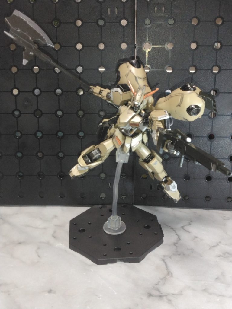 バルバトスに比べて塗らなければいけない箇所が多く、塗装なしだと割とさみしい印象でした。シリンダー部分や装甲のモールド、武装に少し塗装しています。