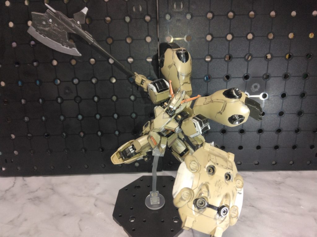 鉄血系や作品にもよりますが、武器を構えて突っ込んでくるカットが好きで、それっぽく