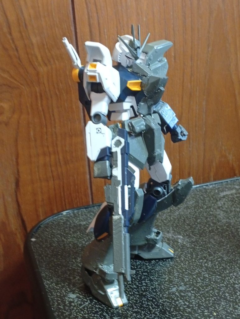 右半身は特に大きな変更がないため、腕を塗装しないことで左右の見た目に差を出しています。