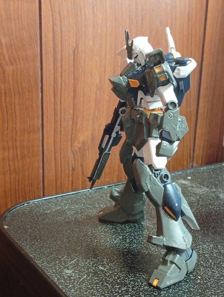 左半身は左腕サーベルラックの装甲ユニットへの置き換え、元々ファンネルラックがあった部分の装甲パーツへの変更です。