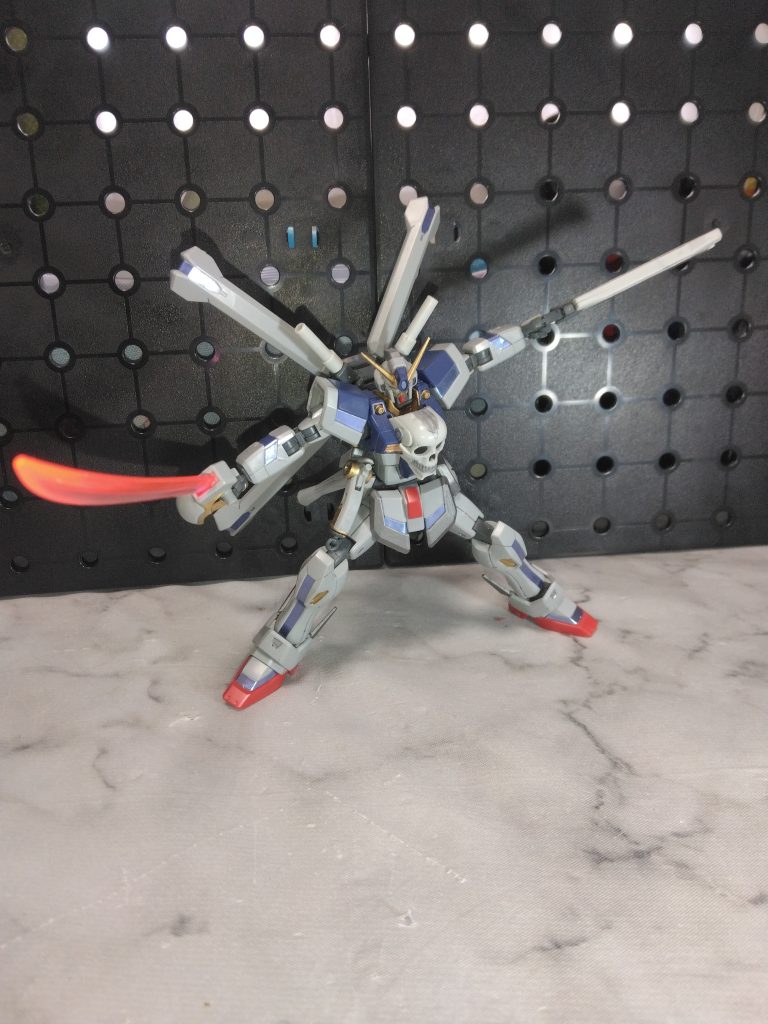 ビームザンバーなど元々のクロスボーンの武装も付属していてお得感。