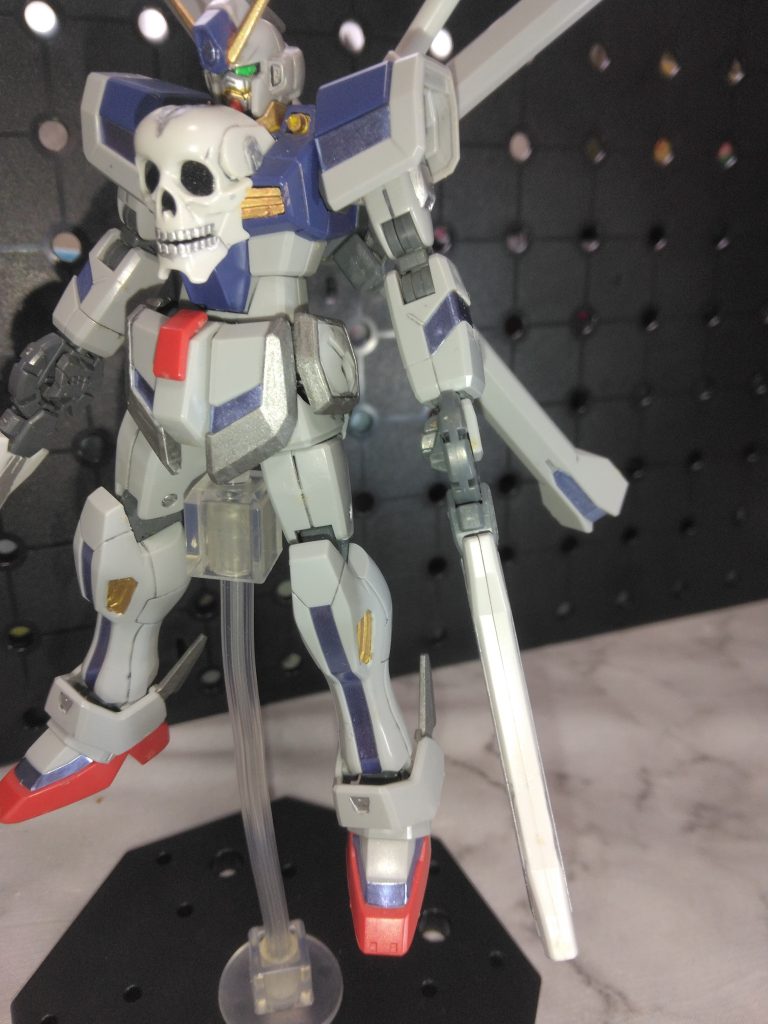 武装、ダクトやサイドアーマーなどゴールドやガンメタでメタロボ風に適当にポージング