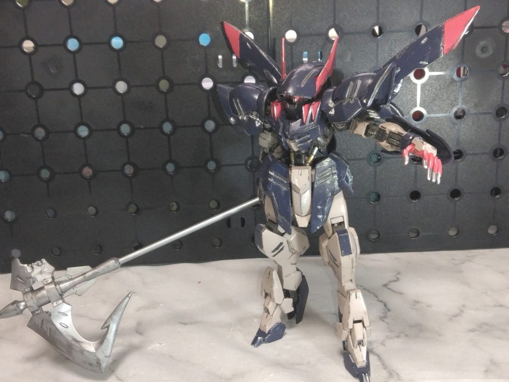 個人的に鉄血機体の中で1番悪魔っぽい見た目のガンダムフレーム。フードパーツ付きがかっこいいけど、全然顔見えない葛藤。装甲のモールド部分やシリンダー部分など少し好みに塗装しています。