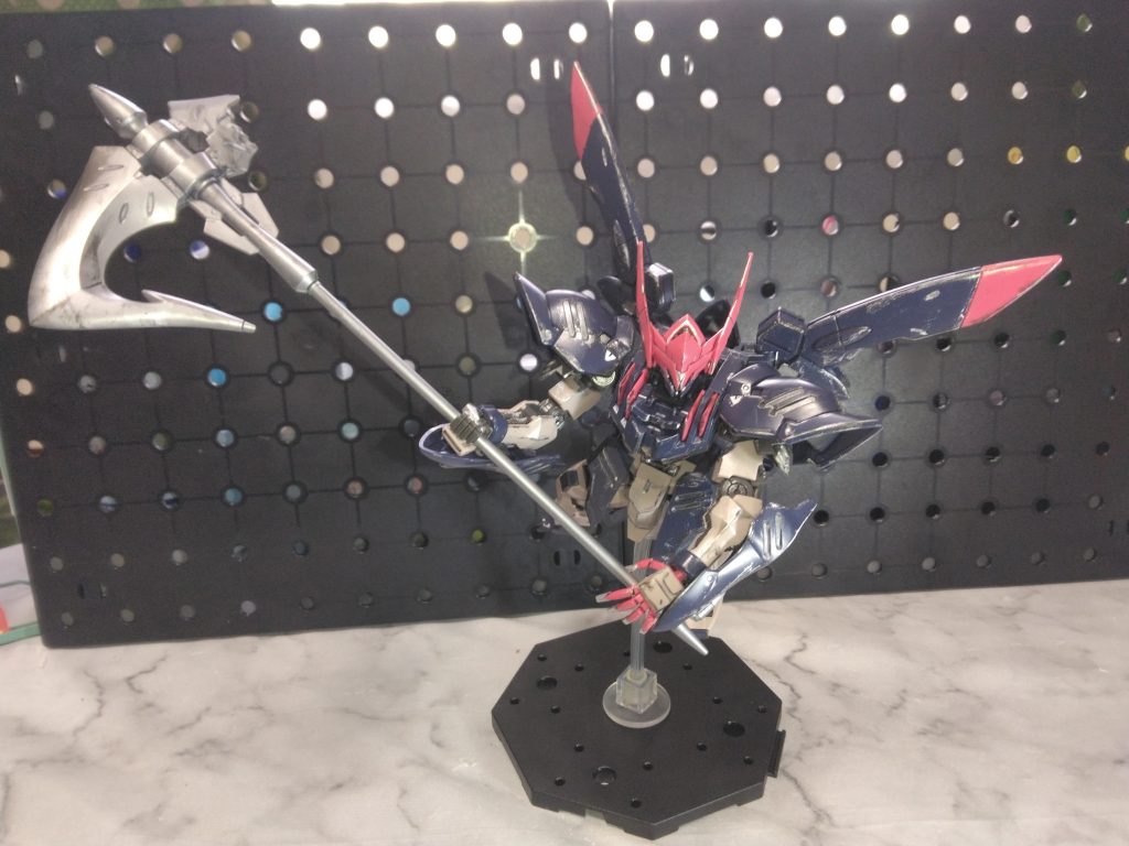 構えながら、スラスター全開で向かってくるイメージ