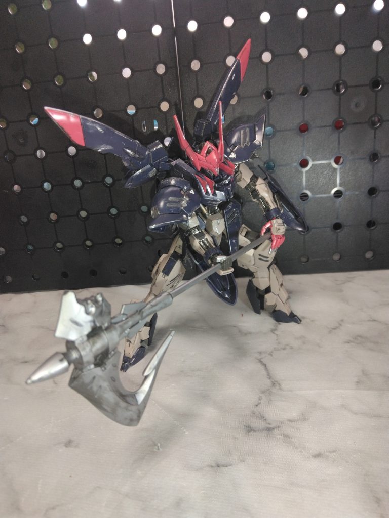 振りかぶる。鉄血系では多いポージング