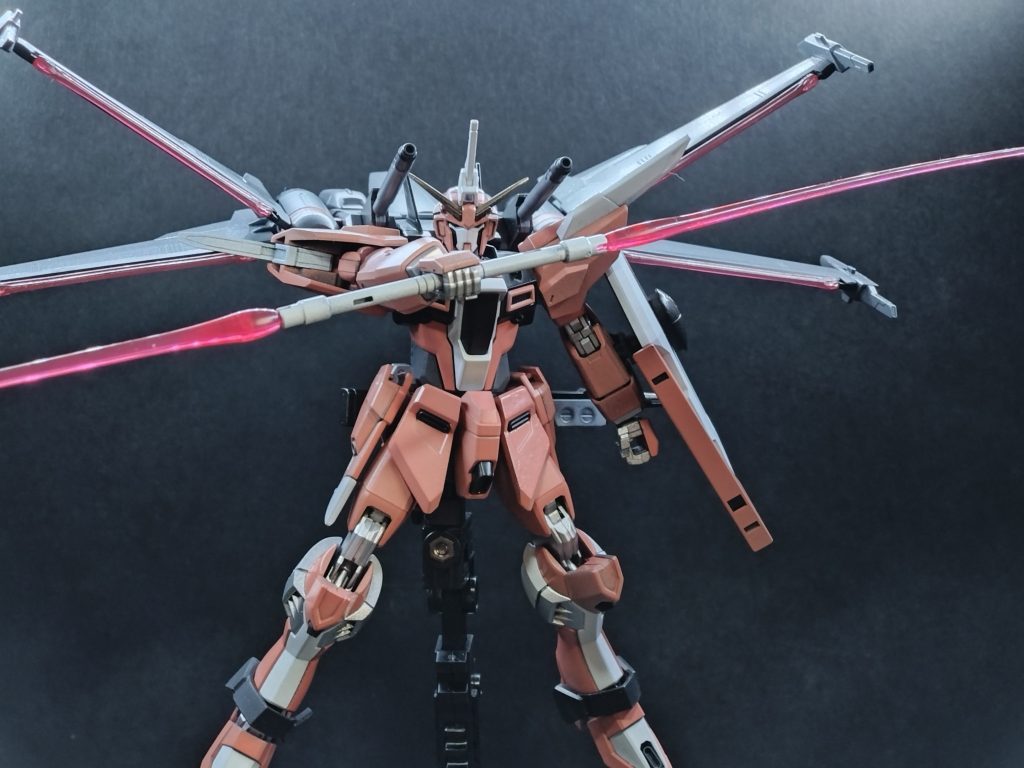 塗装はMSシャアピンクを基本に、関節はシルバーで仕上げています。