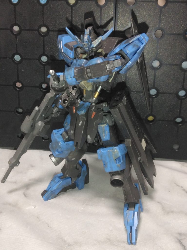 バインダー内に収納されているサーベルの刀身は3本とも繋がっていたので、それぞれ独立して取り出せるように加工して、本編通り使い捨てでなんどでも取り出せるようにしています。