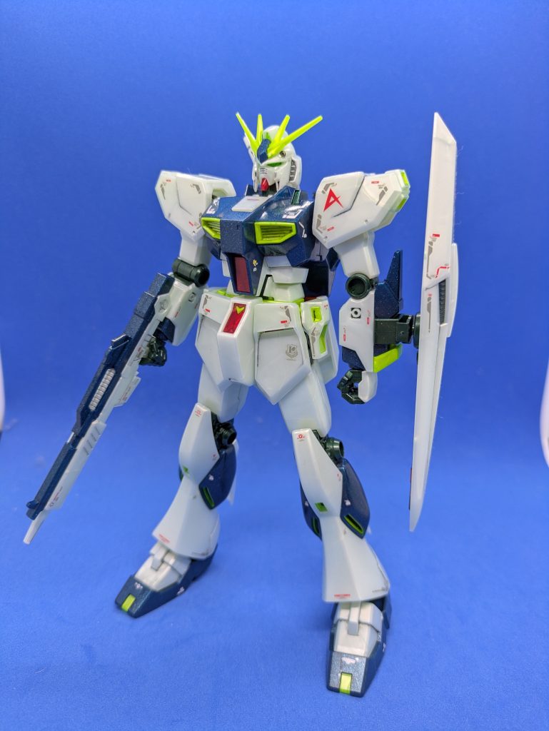 全体。EGなので付属品はライフルとシールドのみで、バズーカとフィン・ファンネルはありません。全体的に成形色はメタリックな感じになっていて、白部分は緑がかったパールホワイトのような感じになっています。写真だと分かりにくいですが。