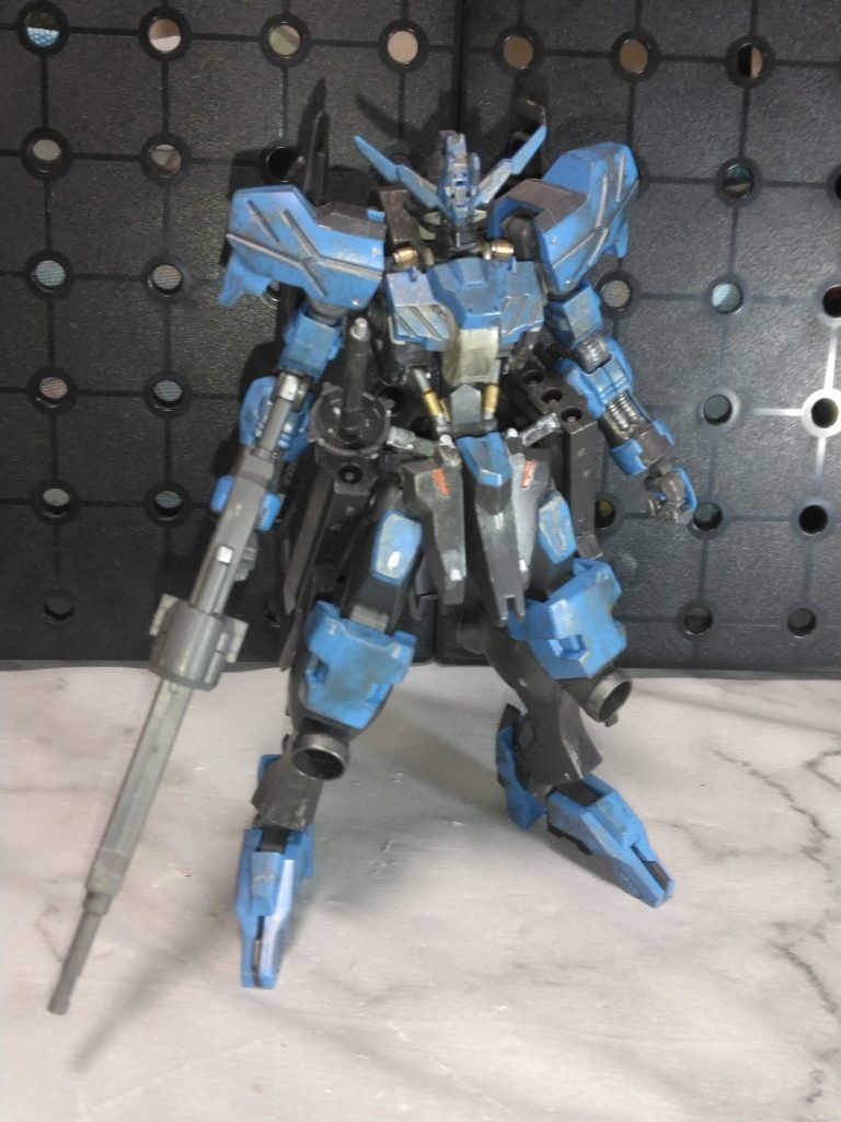 当時まだ鉄血二期が始まったばかりで情報があまり出回って無かった頃ヴィダールを見てキマリスの改造機なんじゃね？と1人考察してましたが、違う意味でキマリスでしたね。