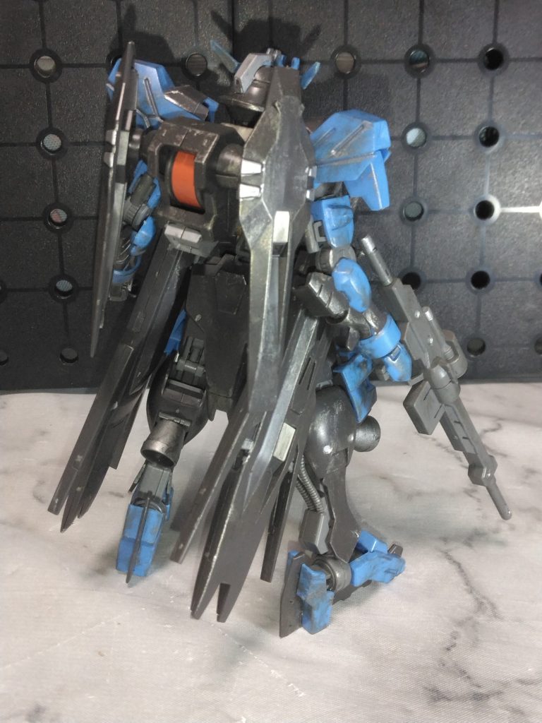 いつも通りフレーム、シリンダー部分、武装、モールド部分に部分塗装とウェザリング、加工しています。正直本編ではあまりダメージ跡のない機体でしたが、好みに汚しています。何枚かポージング