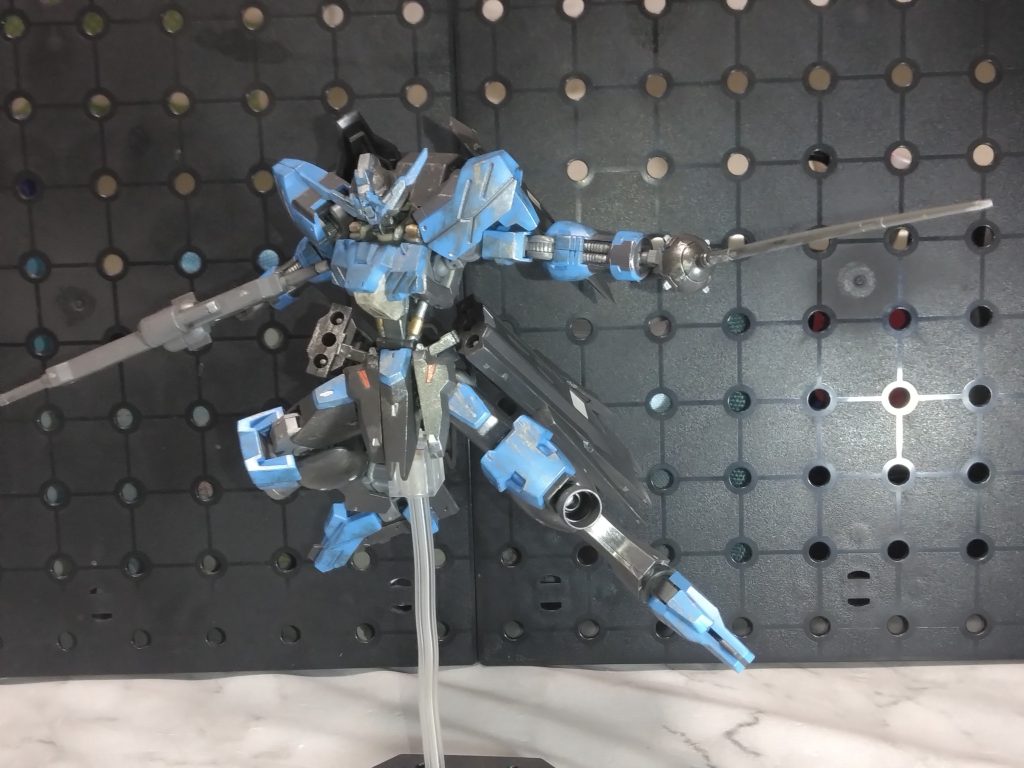 特徴的なバーストサーベル 