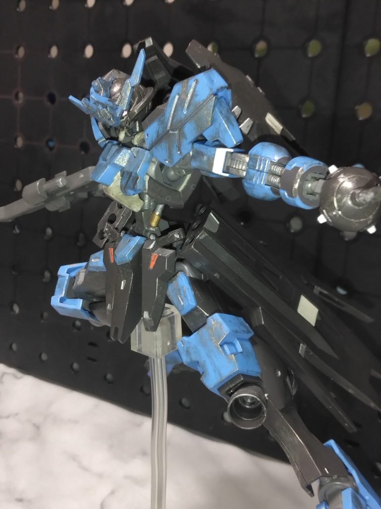 足のバーニアをガンメタで塗ってみましたが、あまり大差なく