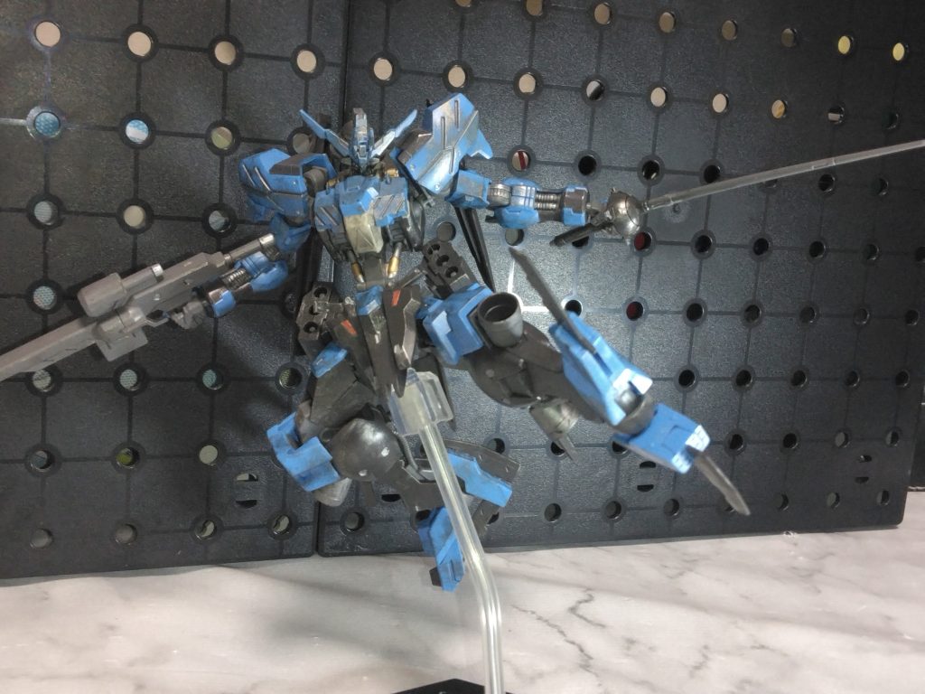 足先と踵にエッジが付いていたから切るのかと思えば、流石は鉄血世界。踵落としで潰すんですね😅