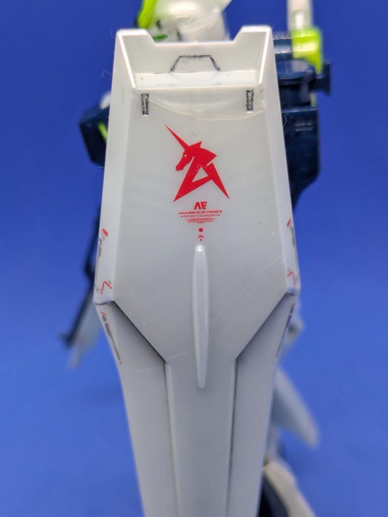 シールド。RGのデカールを貼ったため通常とエンブレムがちょっと違います。デカール貼ったのですが、結局あんまり変わっていない気がします。