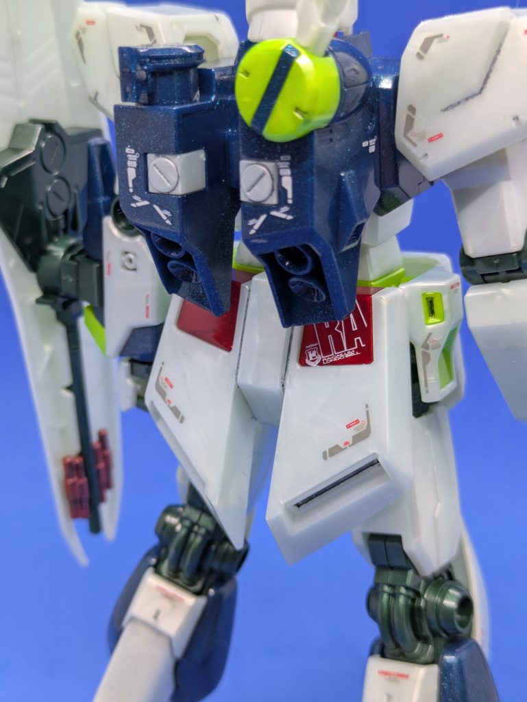 背面アップ。スラスターダクト内の黒は塗装しています。黄色部分は蛍光イエロー、グレー部分は濃いメタリックグリーンになっています。背面のビームサーベルは引き抜けますが、ビーム刃は付いていません。