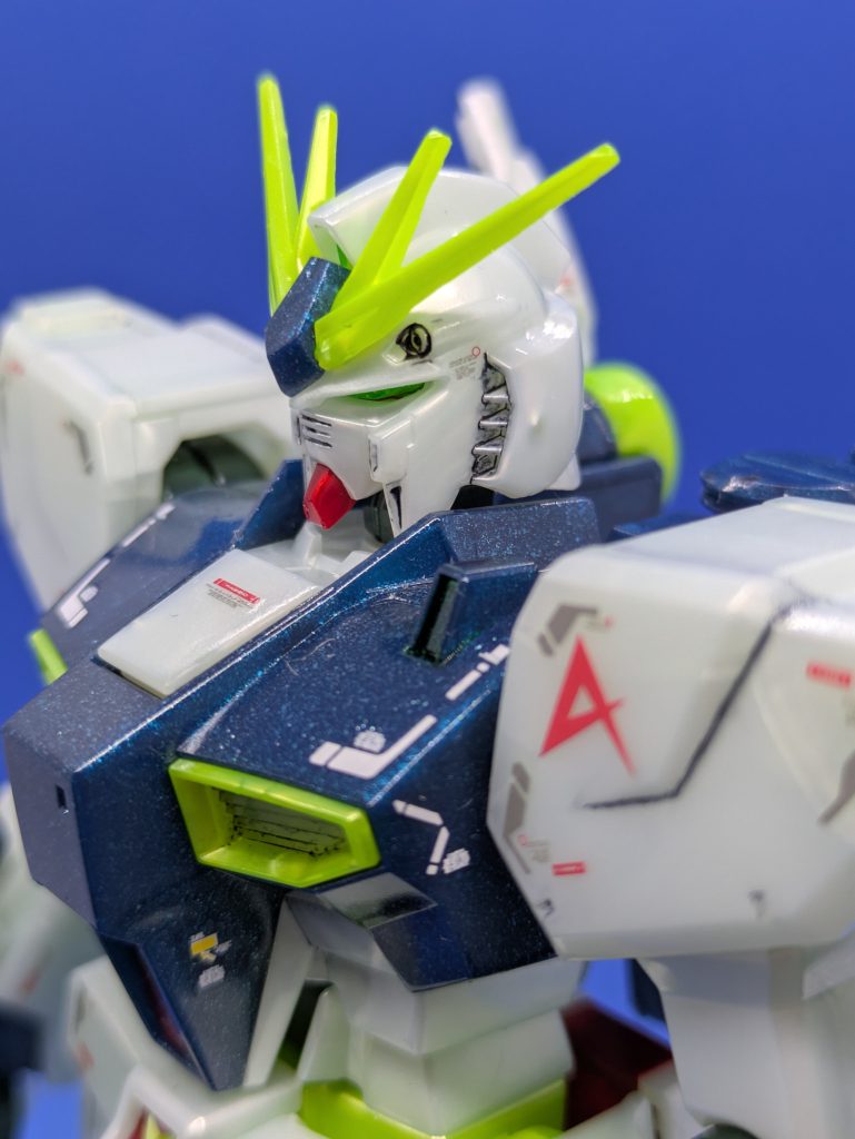 頭部アップ。分かりにくいですがツインアイはラメの入ったクリアパーツです。紺色部分もラメが入っています。顔はスミ入れして、バルカン砲口のみガンメタルで塗装しました。