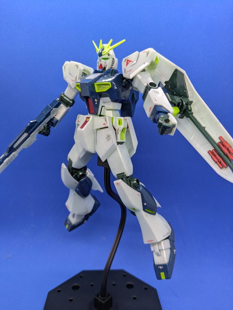 それっぽいポーズを取らせてみました。台座は100円ショップで買えるやつです。シールド裏のミサイルだけは気になったので、メタリックレッドで塗装しました。ご覧いただきありがとうございました。