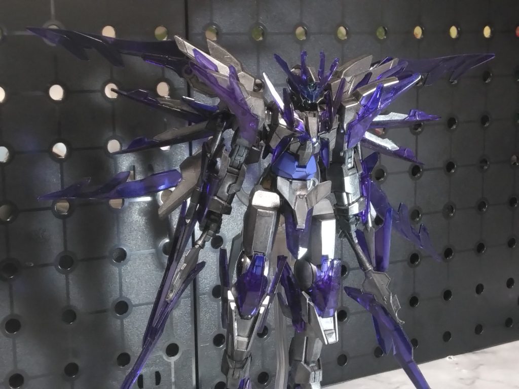 サイドアーマーが元々付いていたんですが、塗料にやられてしまいポロッと割れてしまったので、そのままないほうがダメージ跡っぽいかな?と治さずそのまま。(ただ気持ちがやられただけ)