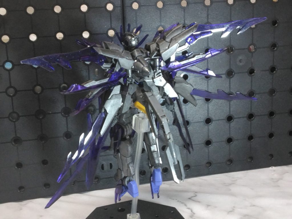 色替えをそのまま使うのもアレなので、リアアーマーにジャンクパーツでオリジナル武装をつけています。ビームだったり、サーベルだったり出してもらいます。元がクアンタの武装なのできっとなんとでもなる…はず。