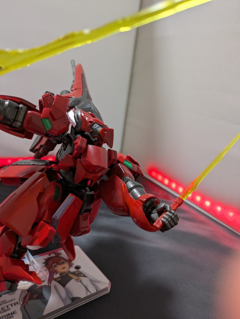 ビームサーベルサザビーと同じように腕に装備