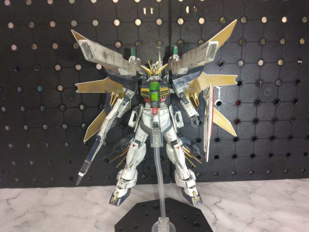 劇中では、意外と挟まれたり撃たれたりと、ダメージを受けていたイメージなので最終決戦っぽいウェザリングをして気分だけでも最終回にしています😅サテライトキャノンの撃ち合いで半壊したDXも好きなんですが、なかなか壊す勇気が出ず😅