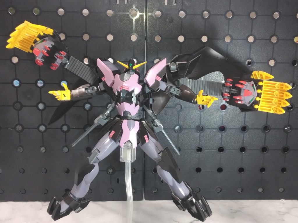 パーツ差し替えでいろんなポーズが出来る良い機体でした。