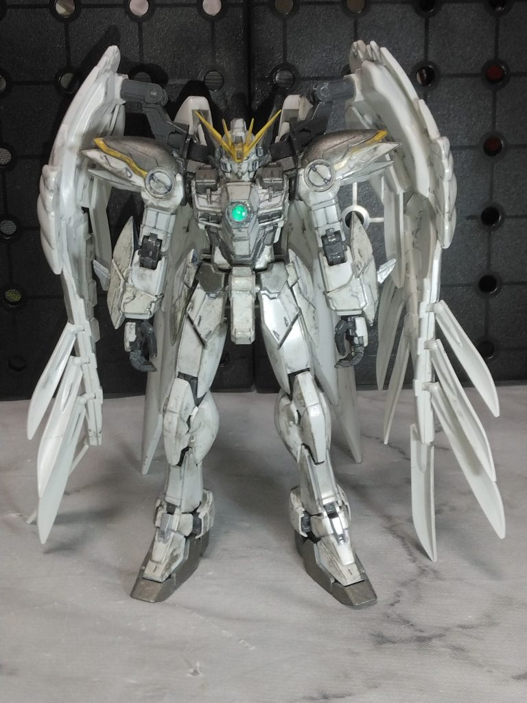 流石にスノーホワイトプレリュードを完全に再現できるだけの腕はないので、小説表紙のゼロにしようと。色味はメタルコンポジットのスノーホワイトを参考に少し足しています。全身パールホワイトをスプレーして、真っ白でも良かったけど、シルバーやガンメタ、メタリックグレイなど金属感を出してみました。