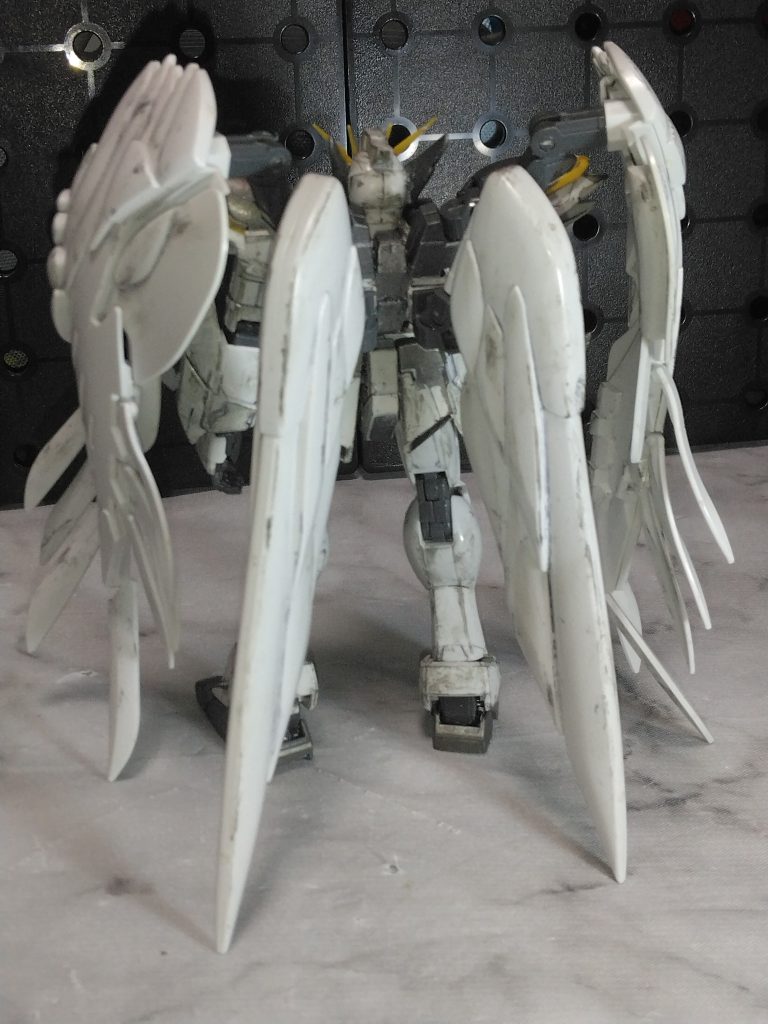 エッジ部分に薄くシルバーでライン引きして角を強調したつもりです😅