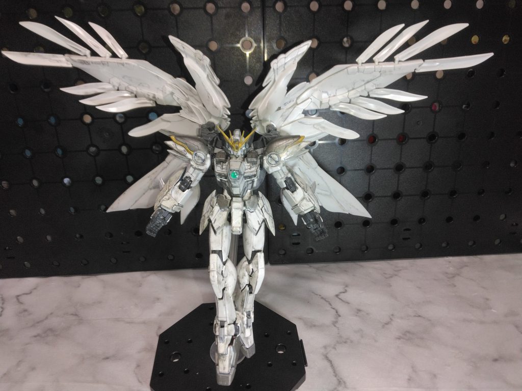 羽が舞うイメージで。