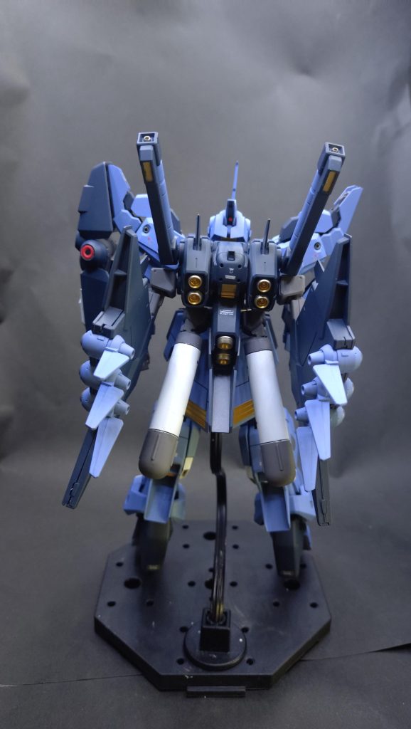 後　バックパックのバーニアの塗り分けが大変