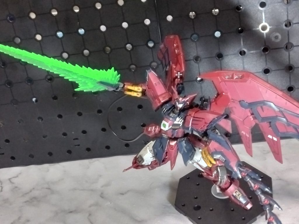 ビームソードが長すぎてカメラに入りきらない。ハッタリが効いていて、でも威力はホンモノな武装。