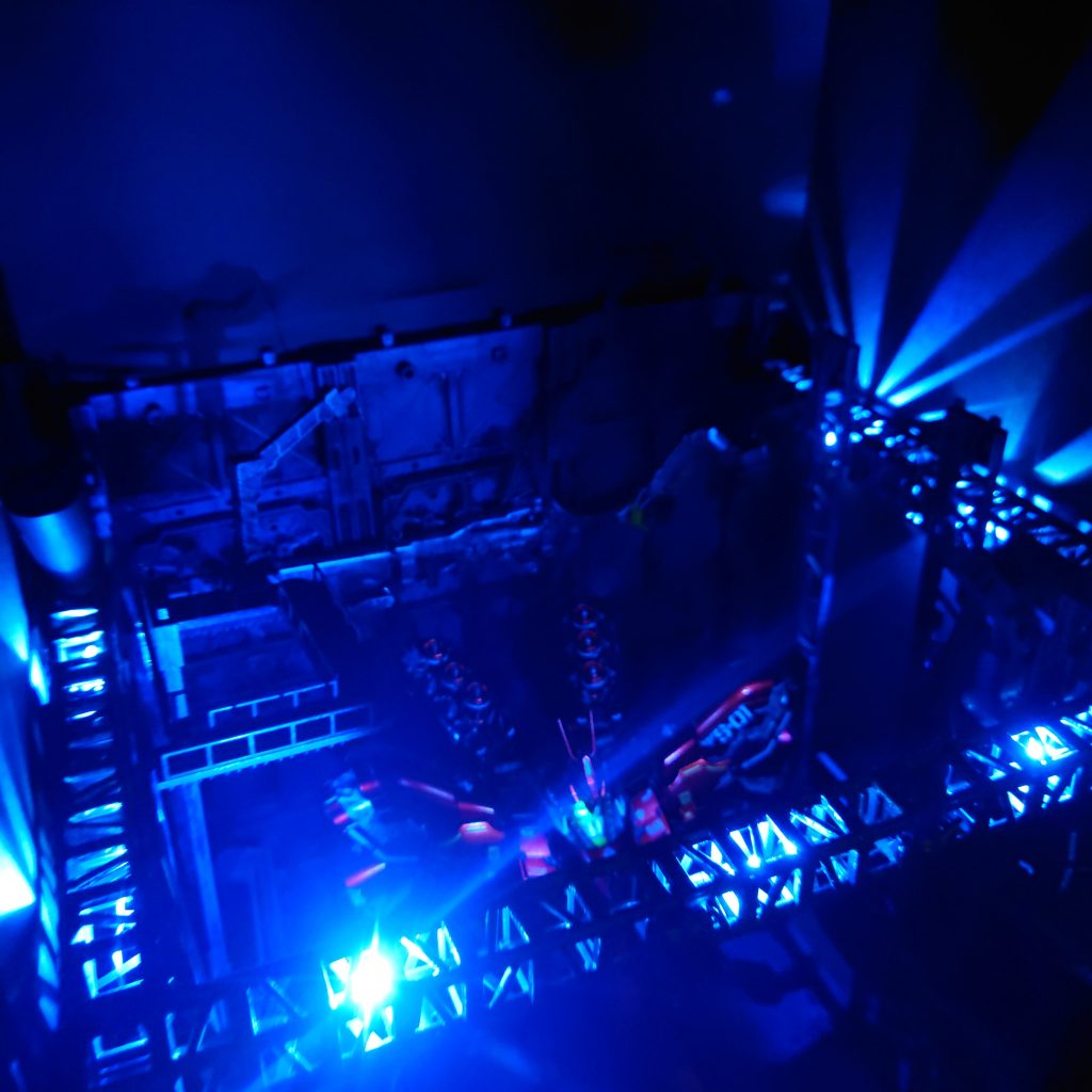 100均で買ったライトを仕込んで光らせてます。