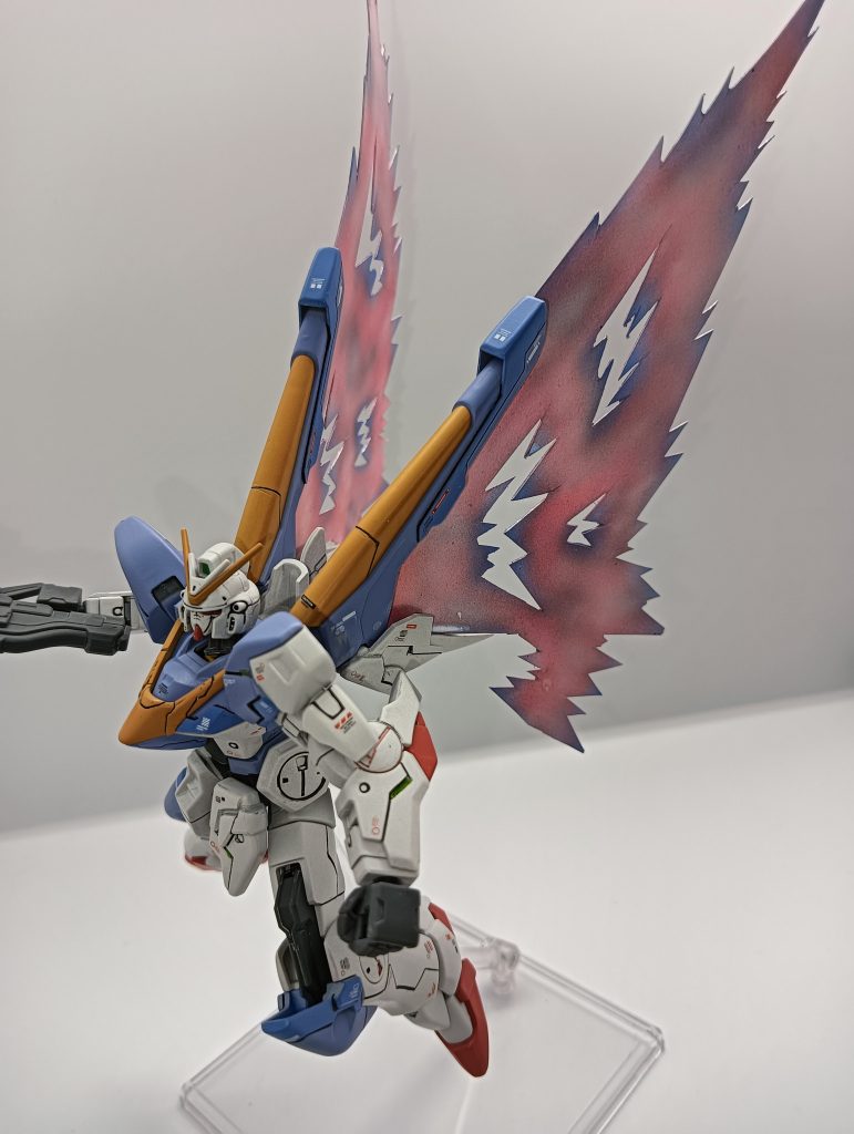 躍動感を出すために羽の先を少し曲げでます！