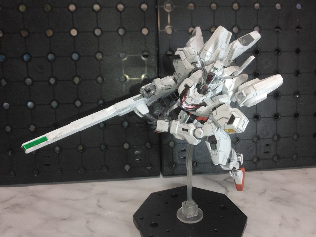 怪物。どんな機体かと思っていたら、エアリアルと違い真っ白なガンダム。まさか最終決戦で機体が変わるとは。エアリアルもラスボスになれば、ボス機体に見えるところもデザインが凝っていましたね。