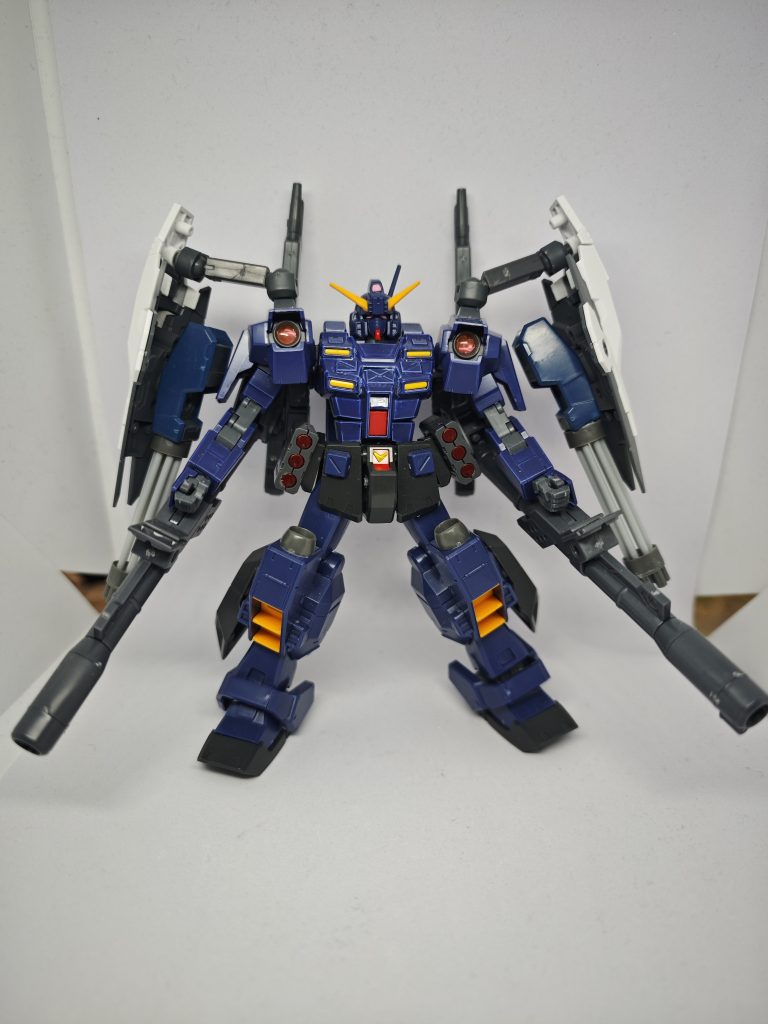 ベースとして頭部と脚部はヘイズル、ボディはパワードジム、腕部はライトニングガンダムを使用しています。両手に持つ武装はM.G.Sのハンドバズーカです。逆手持ちにすることで取り回しを良くしています。