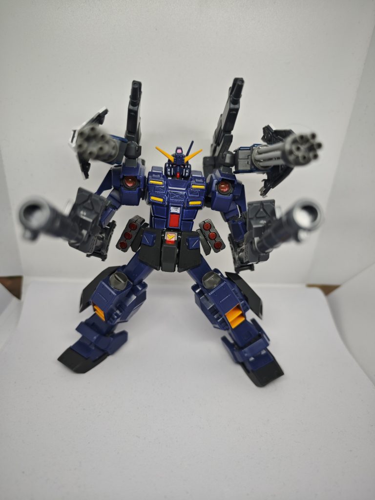 全装備一斉放射です。肩が大きい為バズーカを担げなくなったので逆手持ちにしました。また肩のレンズはピンクのものに交換しています。分かりずらいですが頭部のカメラアイとセンサー部もピンクに変えています。