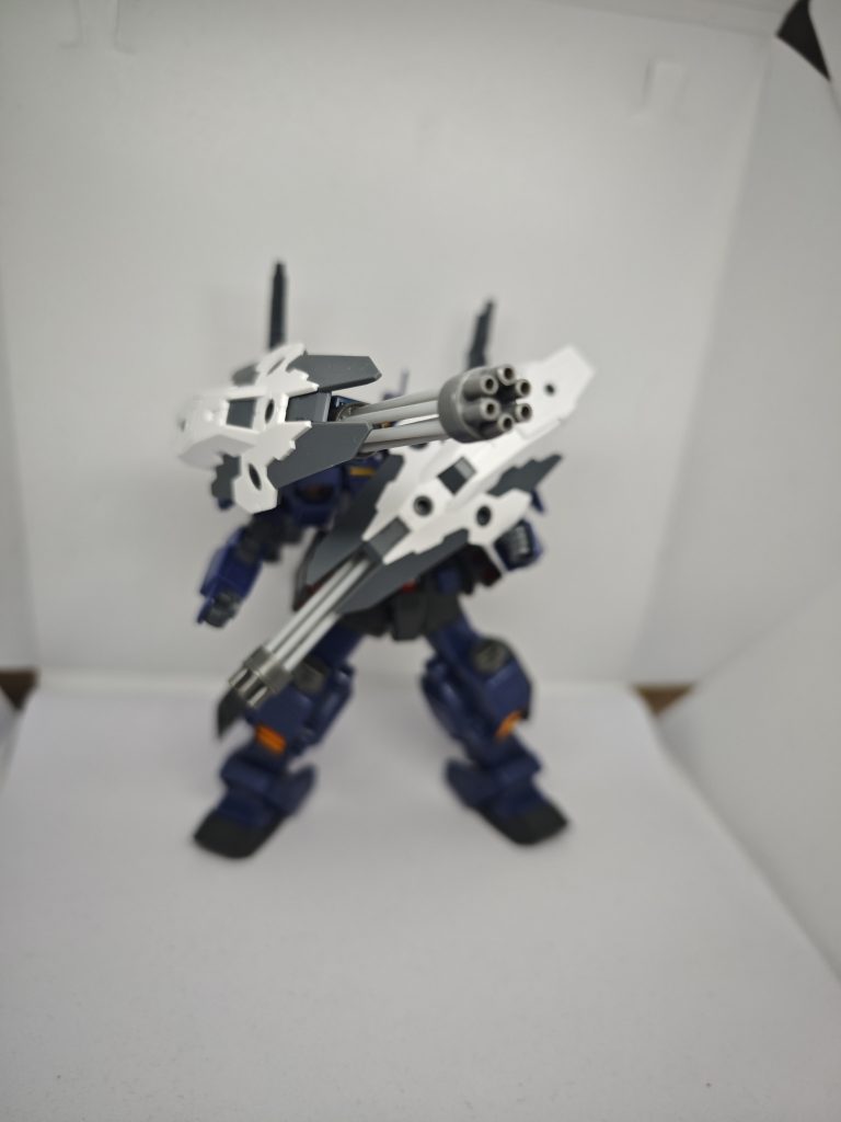 肩部にサイドアームで装備されているシールドとガトリング砲です。基本サイドにを守っているものですがアームの可動で前面も防御可能です。ガトリングはM.G.Sのガトリングパーツからで砲身は２ミリプラ棒を使っています。それをジャンクパーツを使ってシールドに装着しています。シールドは３０MMのオプションパーツを使っています。