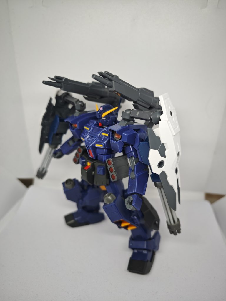 バックパック装備のビーム砲です。パワードジムカーディガンと同じものを取り付けています。また腰部サイドアーマーには３連ミサイルポッドを装備しています。ザクバズーカの弾倉を改造したものでネオジム磁石でつけています。脚部の膝は少し寂しかったのでIフィールドジェネレーターっぽくパーツをつけてみました。