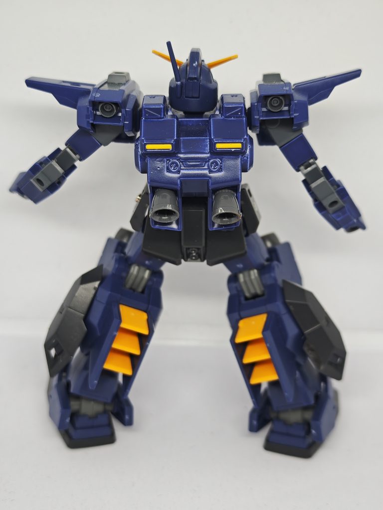 背後です。肩部のスラスターと脚部の増加したブースターにより高機動を実現しています。脚部のブースターはユーラヴェンガンダムのものを移植しました。