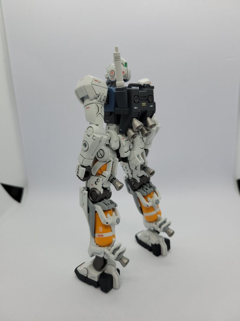 本体の改造はバックパックをジム改の物に交換メインカメラをクリアレジンに置き換え襟のアンテナ？のような部分を無くし腕の装甲を取り外しました 